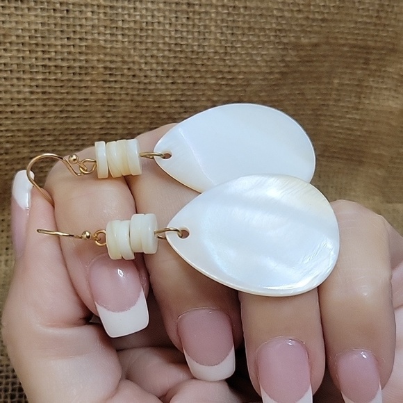 TROPICAL SHELL DROP EARRINGS - Picture 1 of 8